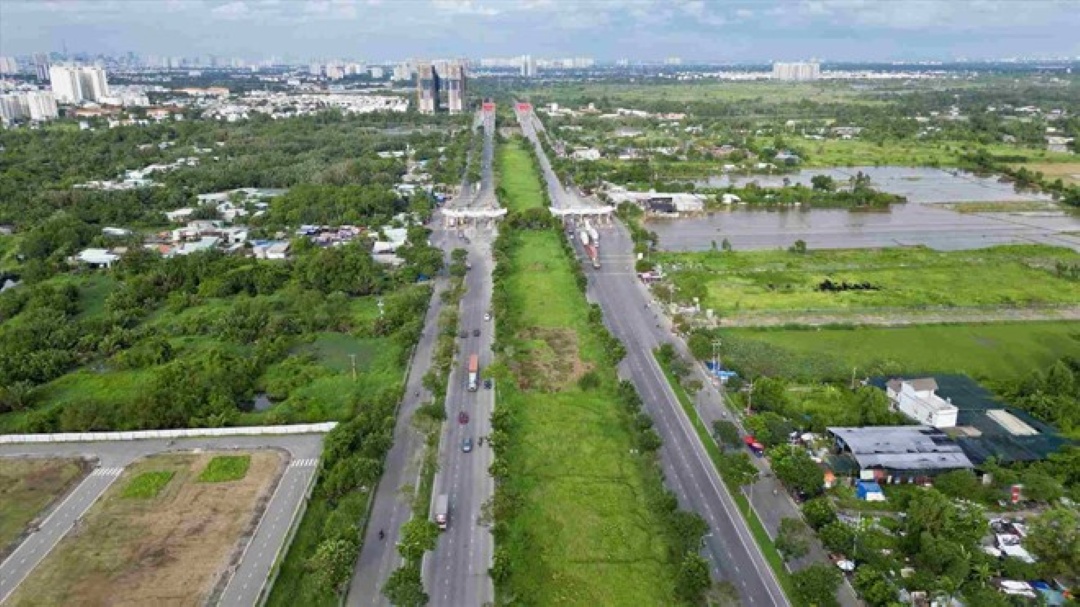 Tuyến đường trên cao dọc đại lộ Nguyễn Văn Linh