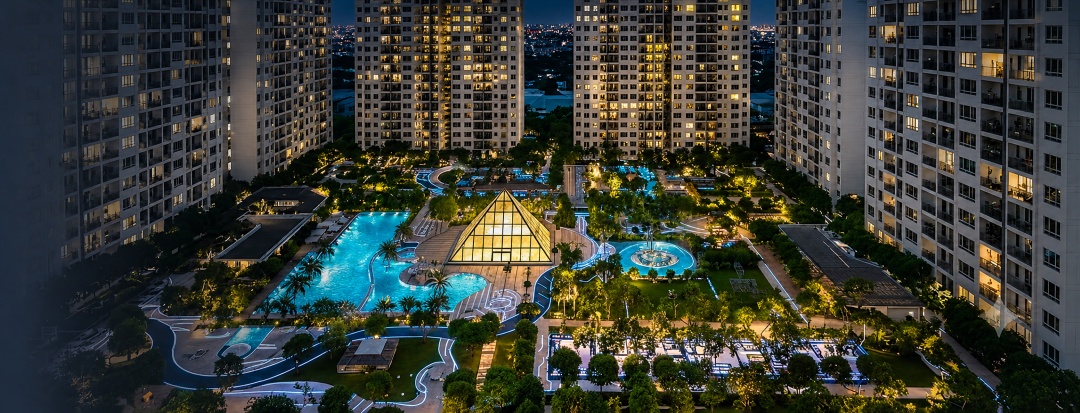 Góc nhìn panorama rộng lớn của quảng trường trung tâm kết nối các tòa tháp căn hộ