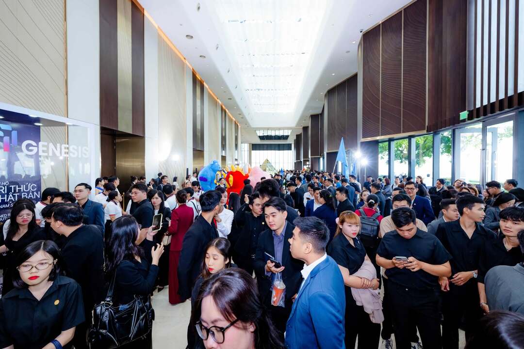 Các chuyên viên tư vấn check-in đông đúc trước giờ khai mạc Kick Off TT Genesis