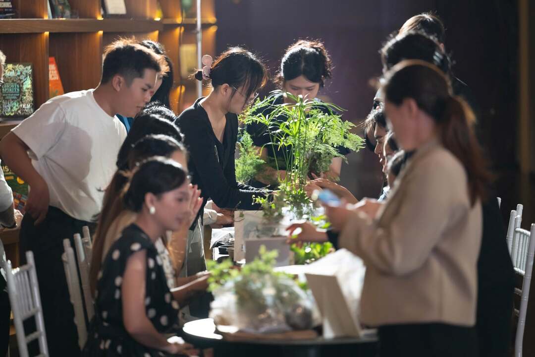 Khách hàng tự tay làm cầu rêu Kokedama tại WOW Center