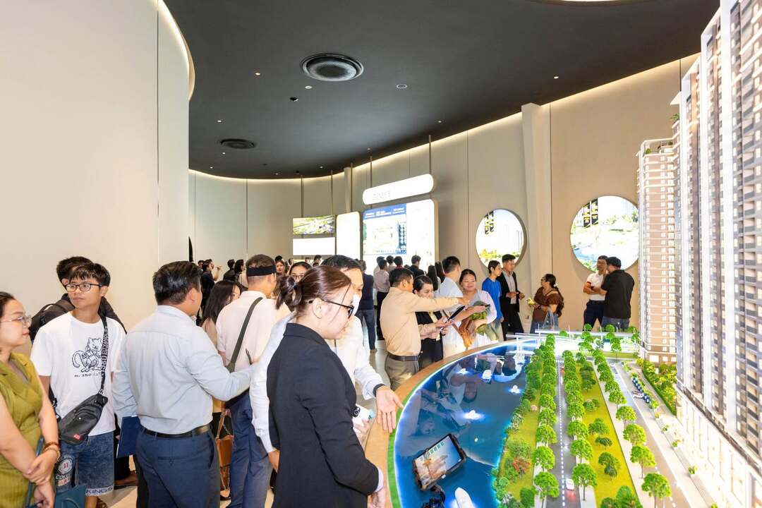 Khách hàng quan sát sa bàn và nhận tư vấn chi tiết tại WOW Center