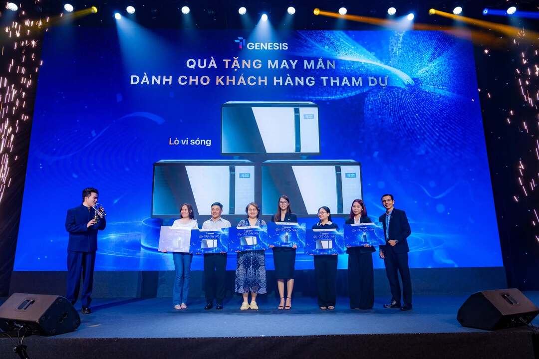 Các khách hàng may mắn nhận quà tặng lò vi sóng tại lễ công bố TT Genesis