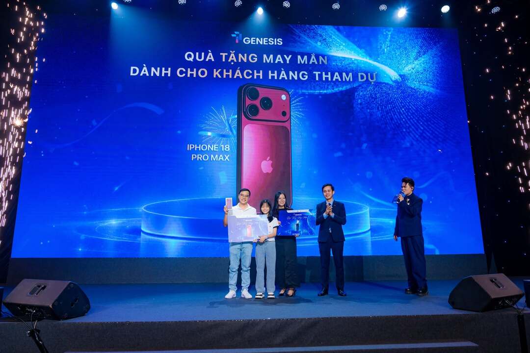 Khách hàng trúng thưởng iPhone 18 Pro Max tại sự kiện TT Genesis