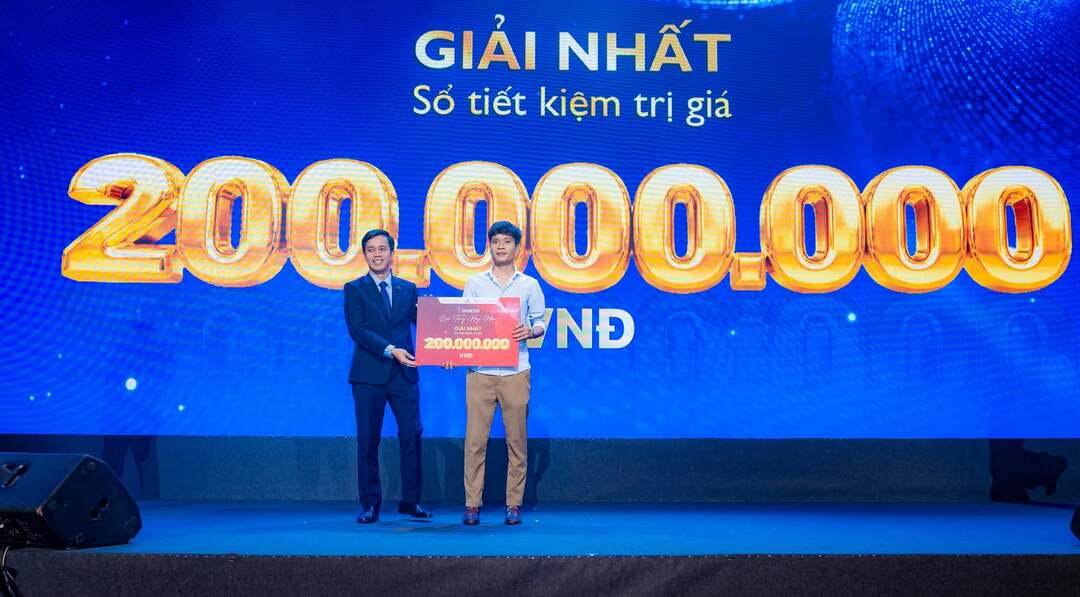 Trao giải Nhất sổ tiết kiệm 200 triệu đồng cho khách hàng TT Genesis